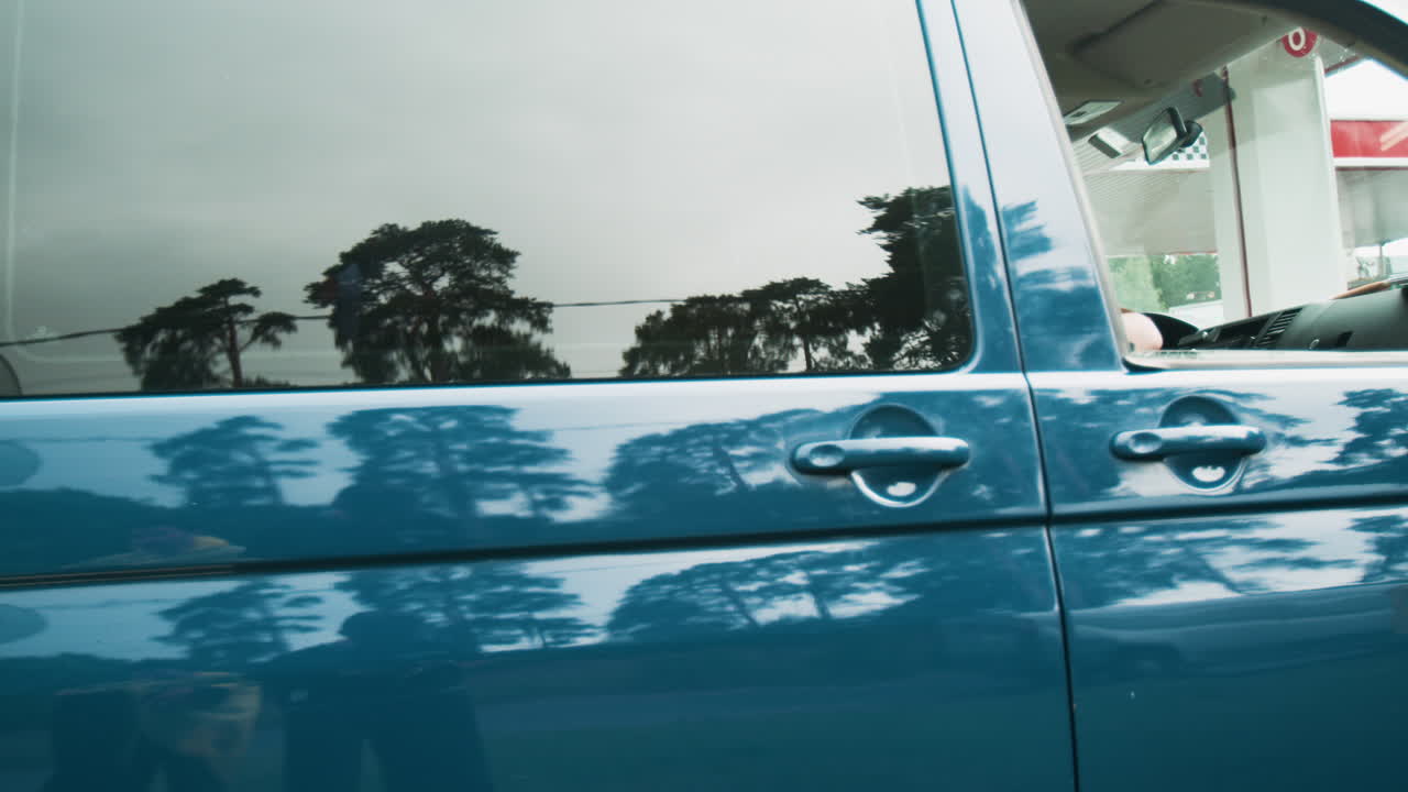 밴 안에서 휴식을 취하는 남자 들