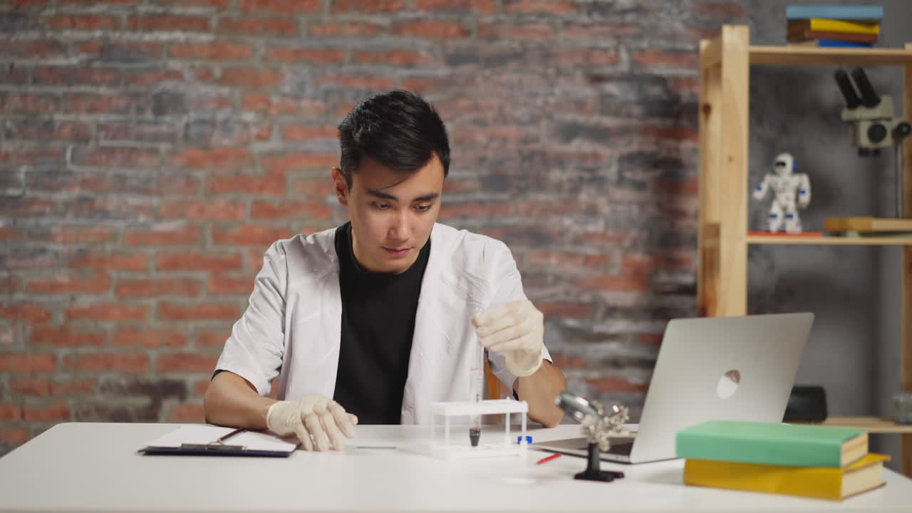 el médico asiático toma sangre y gotea en la cubierta de la clínica.