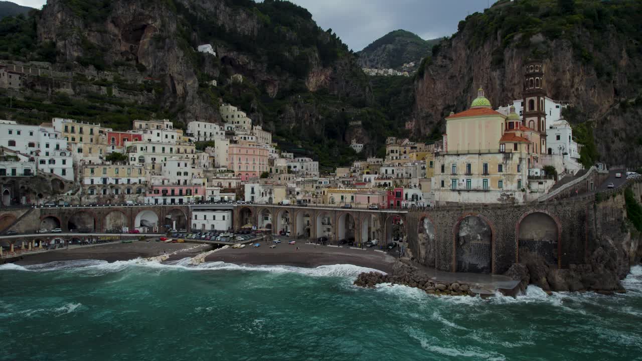 città di atrani in una giornata nuvolosa, vista aerea che stabilisce