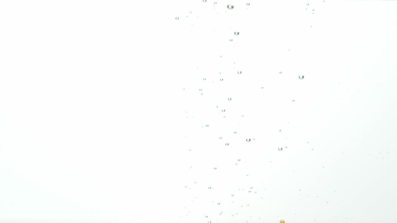 cacho de deliciosas uvas vermelhas se afogando na água, isoladas no fundo branco