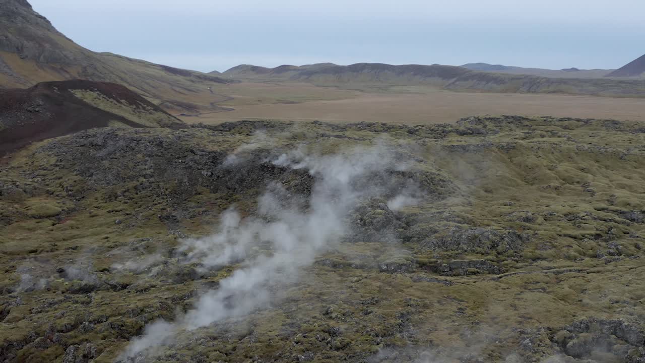 géiseres naturales famosos en el paisaje volcánico del desierto de islandia, aéreo