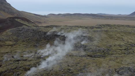 Géiseres-Naturales-Famosos-En-El-Paisaje-Volcánico-Del-Desierto-De-Islandia,-Aéreo