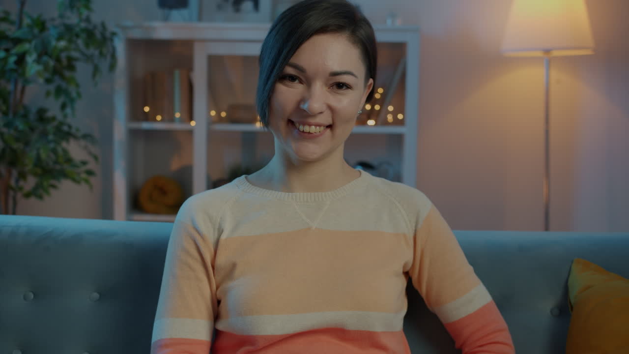 mujer sentada en un sofá sonriendo