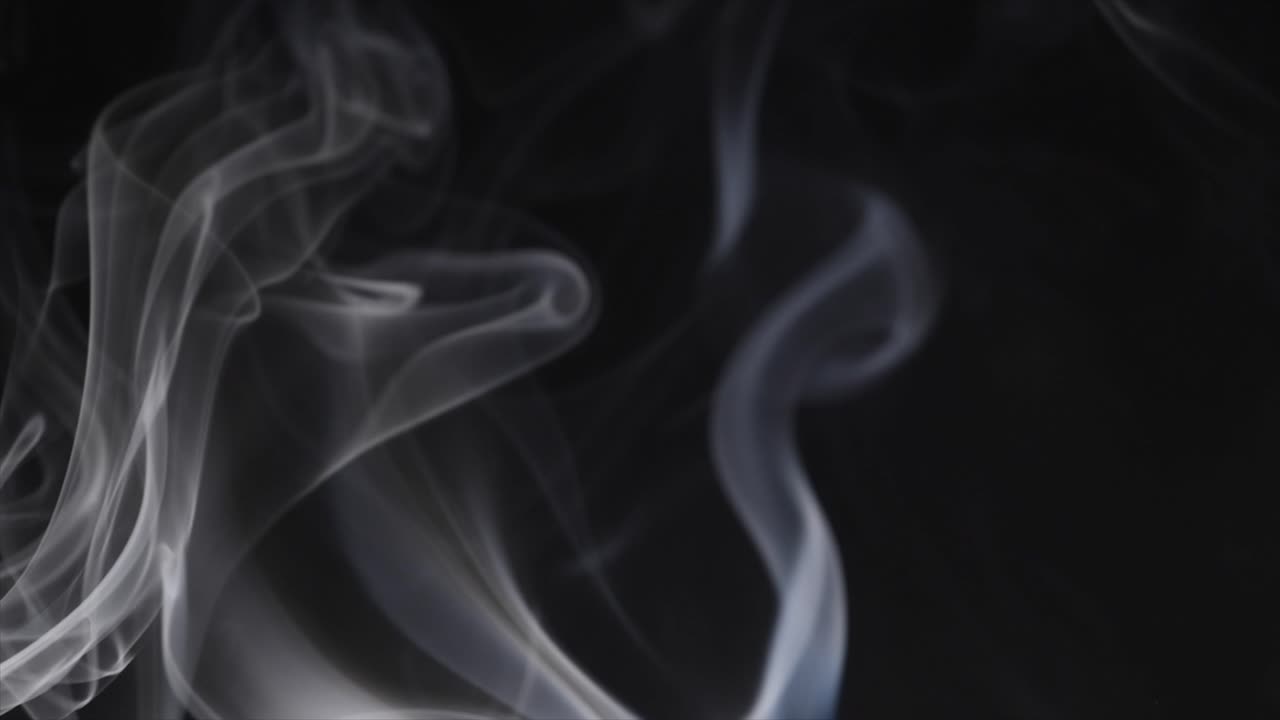 Fumo al rallentatore, danza del fumo su sfondo nero