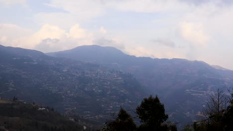 vista de urbanización de la ciudad desde la cima de una colina con una gran construcción y un lapso de tiempo en la nube en el video del día se toma en bomdila arunachal pradesh india