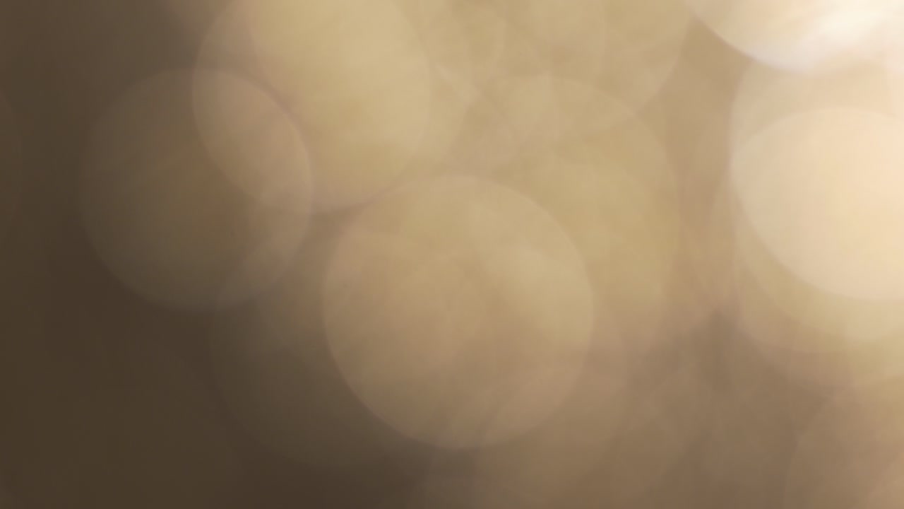 Sanftes goldenes Bokeh-Licht, das erscheint und verblasst