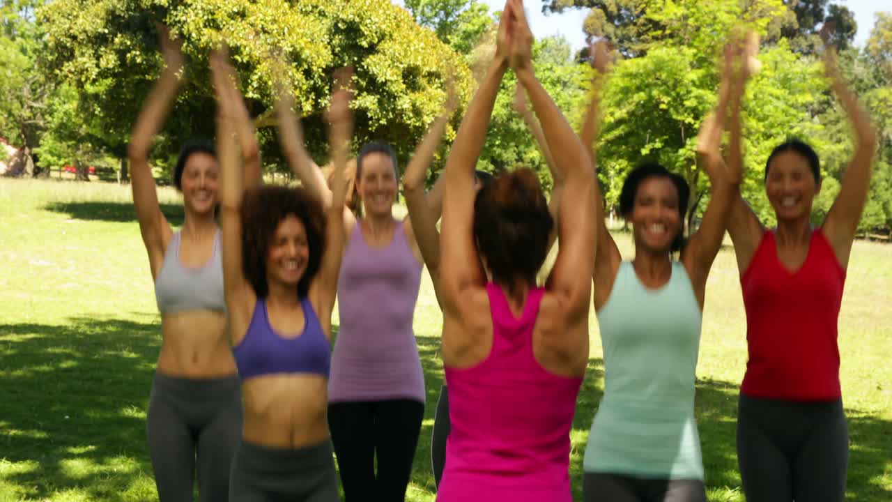 clase de gimnasia haciendo saltos de estrellas juntos