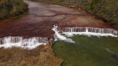 clip aéreo por encima de una cascada y un río prístinos en el interior de cape york, australia