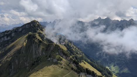 parapente en los alpes suizos despegando-1