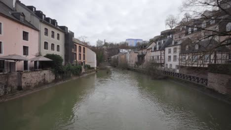 Río-Alzette-Que-Fluye-Entre-Edificios-Típicos-En-El-Distrito-De-Grund-En-La-Ciudad-De-Luxemburgo,-Luxemburgo