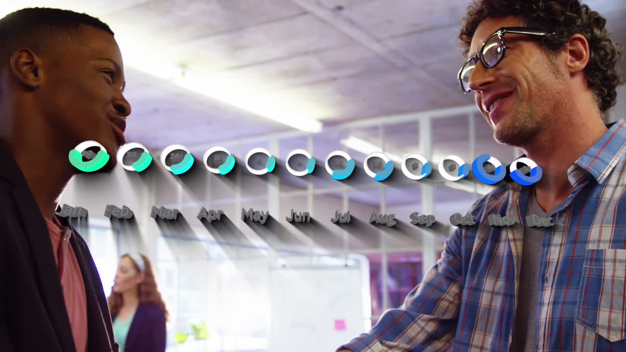 animación de gráfico financiero sobre felices diversas mujeres y hombres compañeros de trabajo en la oficina