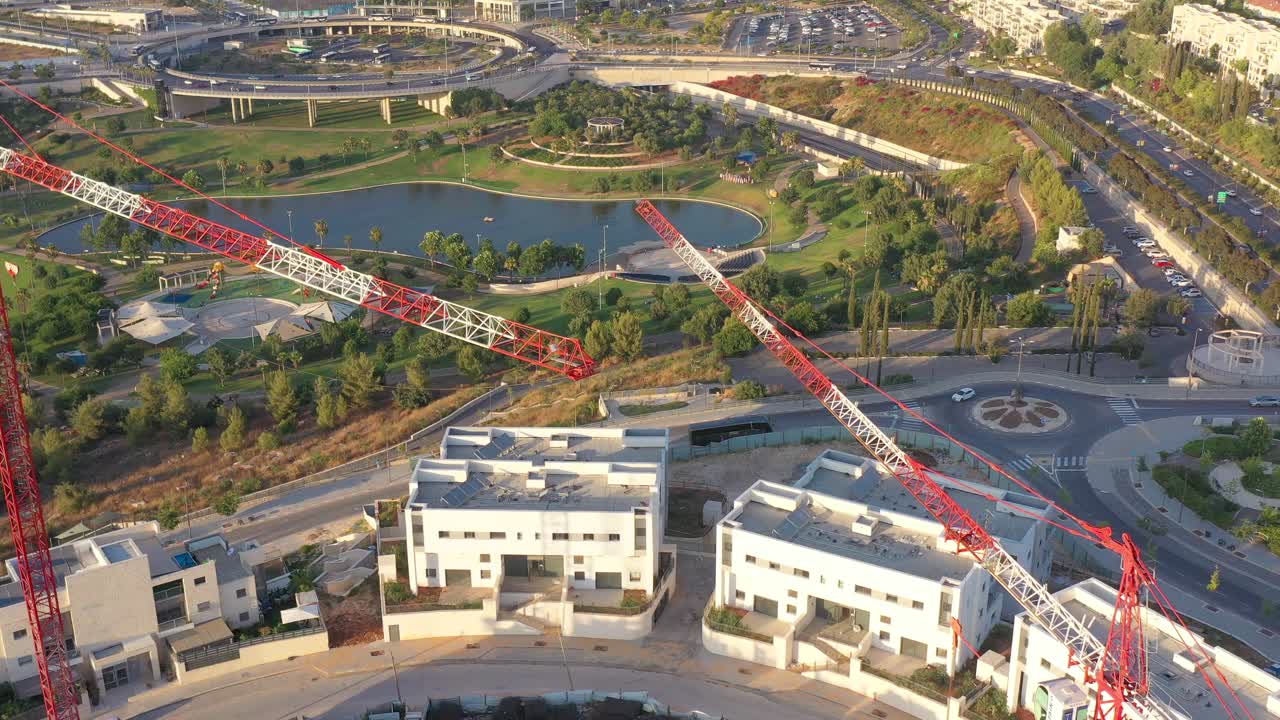 vista aérea del sitio de construcción con grúas