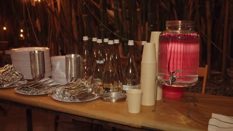 bebidas que sirven para eventos sociales catering al aire libre en una mesa de madera en el evento nocturno