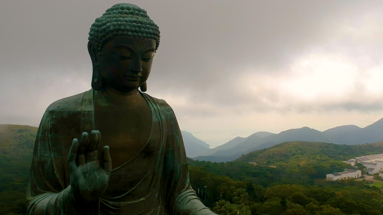 tian tan buddha - el buda de bronce más alto del mundo en la isla de lantau, hong kong - dron ascendente