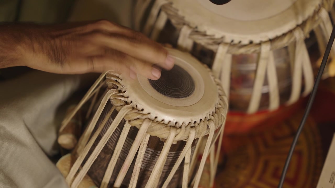 Hombre interpretando música de la herencia cultural de la India con tabla