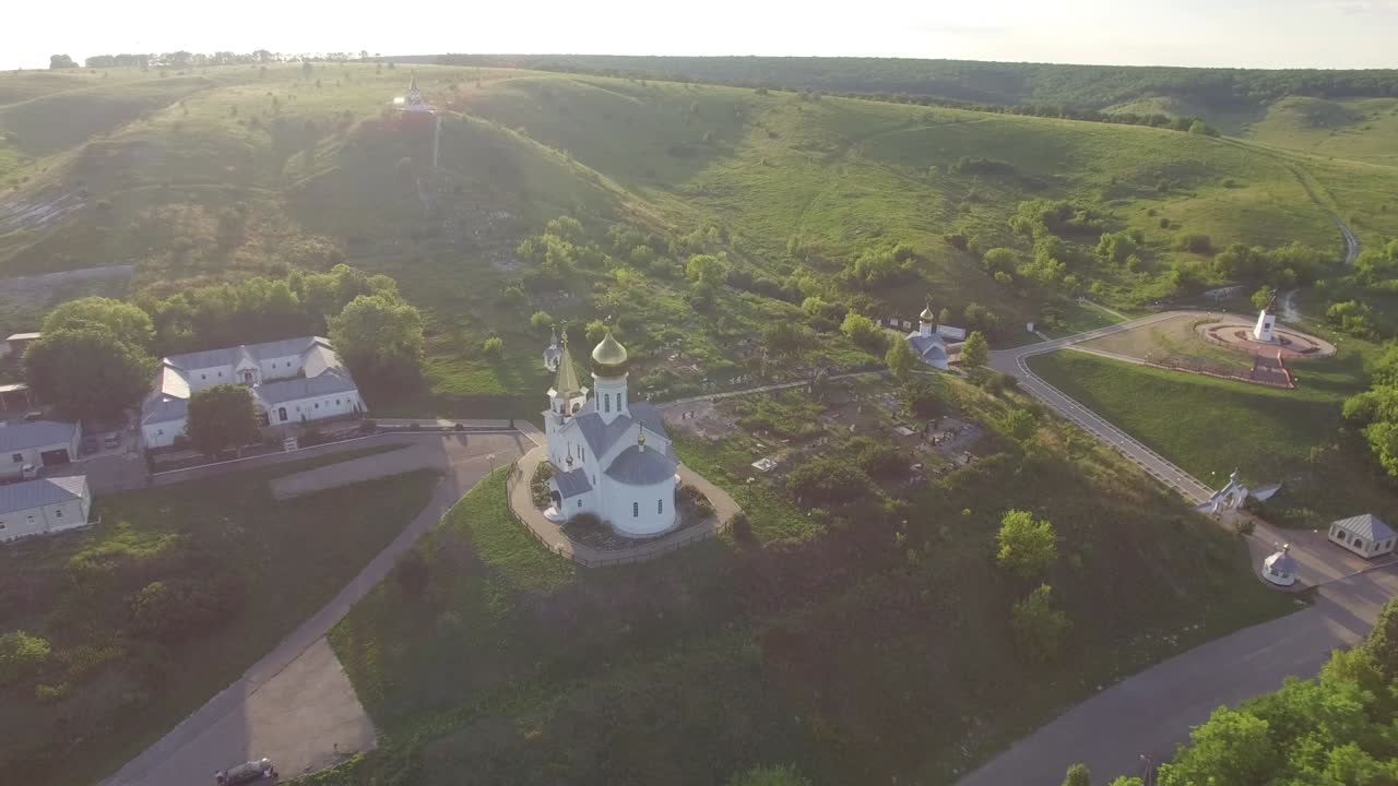 templo blanco con cúpulas en las montañas en verano