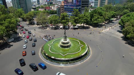 Orbitaldrohnenaufnahme-Einer-Gruppe-Von-Radfahrern,-Die-Auf-Den-Wechsel-Der-Ampel-Am-Paseo-De-La-Reforma-In-Mexiko-Stadt-Warten