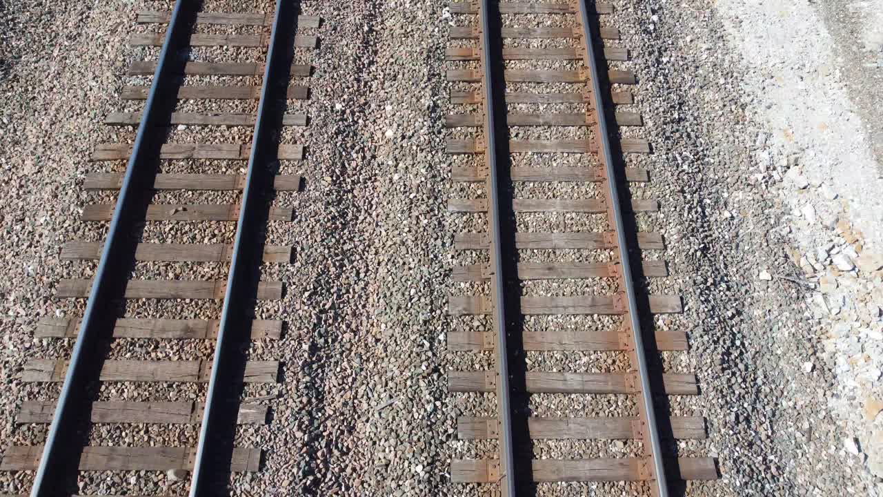 철로를 똑바로 내려다 보면서