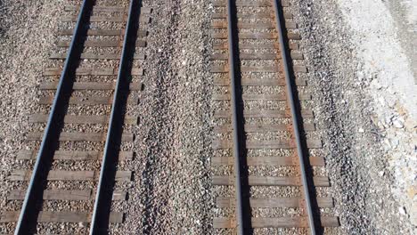 empezar a mirar hacia abajo a las vías del tren mientras