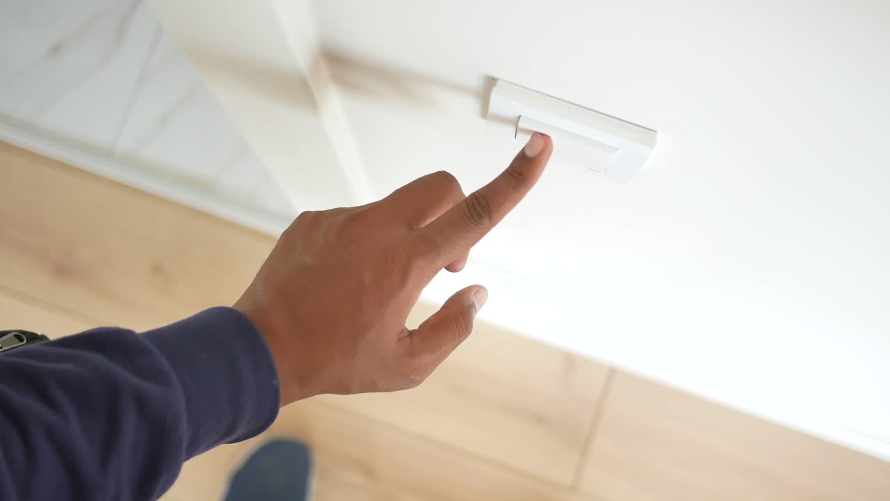 persona encendiendo un interruptor de luz