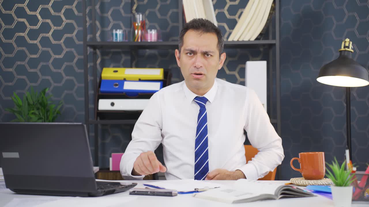 복통이 있는 사업가입니다.