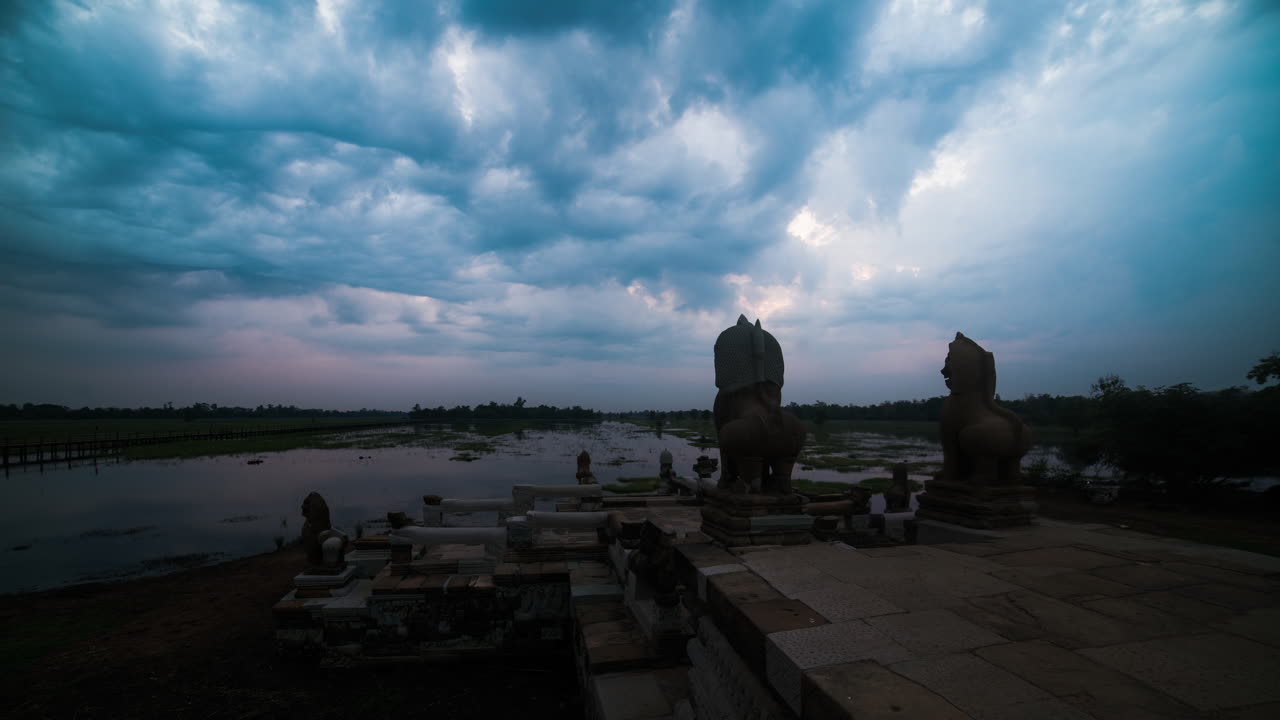 moody nubes de tormenta sobre banteay chhmar baray temprano en la mañana