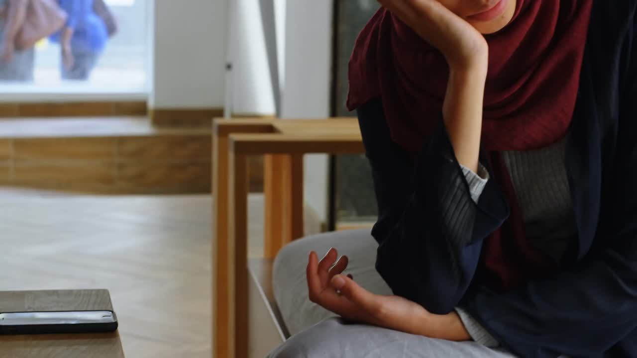 ejecutivo reflexivo sentado en la oficina 4k