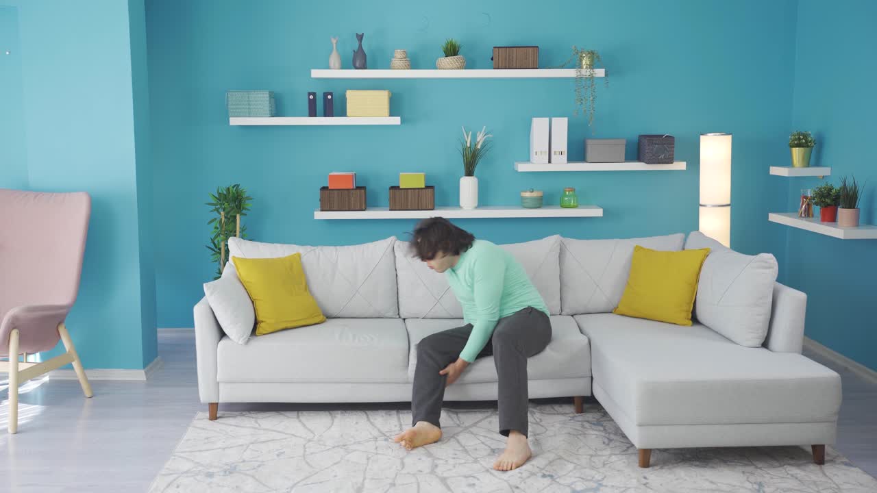 재 ⁇ 는 남자가 집에서 운동하는 동안 발목을 다쳤습니다.