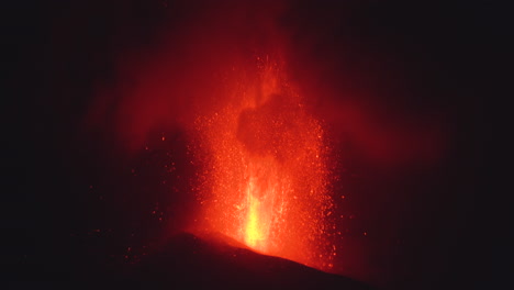 primer plano de la sesión nocturna de la erupción de lava del volcán en la palma 2021