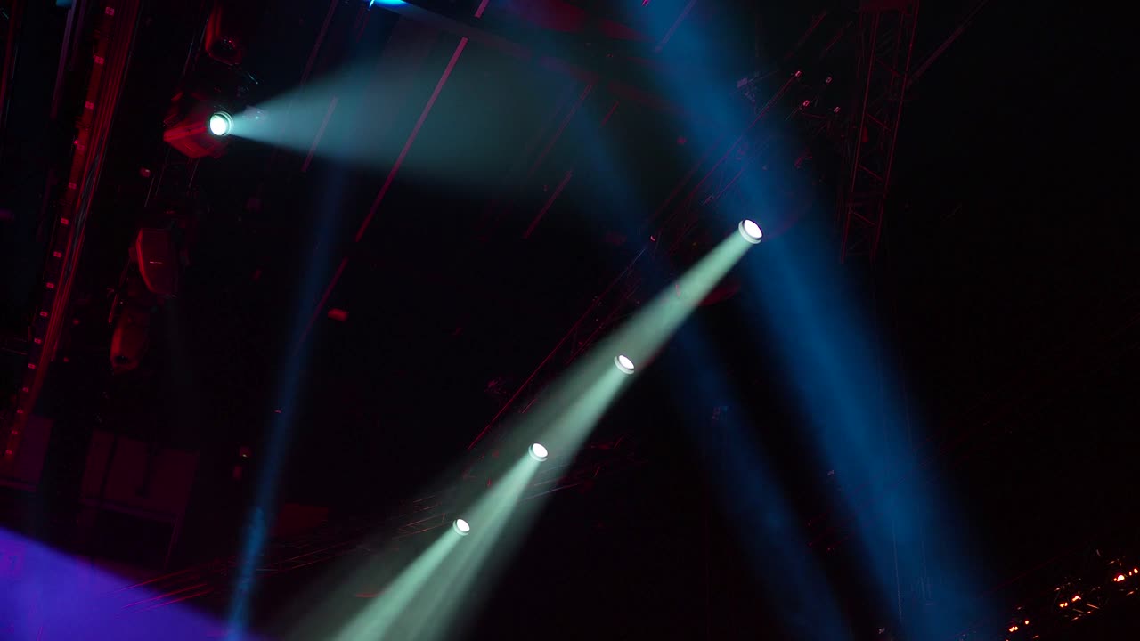 focos de movimiento rápido en un escenario con rayos brillantes