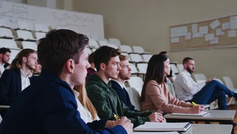 estudiantes en un aula