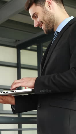 hombre de negocios usando una computadora portátil