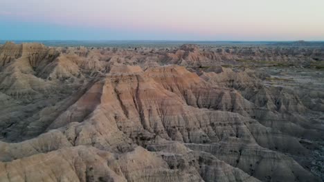 una toma de drone de 4k de las colinas fuertemente erosionadas en el parque nacional badlands, en el suroeste de dakota del sur, u.s.a.