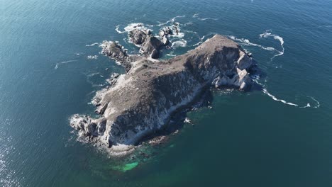 Drone-views-highlight-Cacaluta-Bay-in-Huatulco-National-Park-Oaxaca,-Mexico