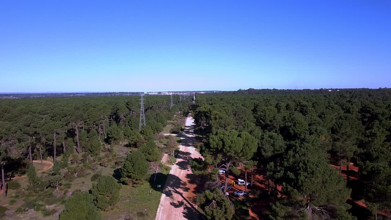 vista aérea de elevación cerca de bosques y senderos para bicicletas de tierra, área de motocicletas pinjar perth