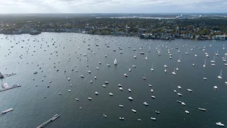 Vista-Aérea-De-Veleros-Y-Yates-En-El-Puerto-De-Marblehead-En-El-Condado-De-Essex,-Massachusetts