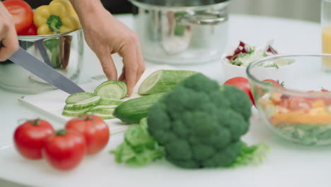 Nahaufnahme-Eines-Mannes,-Der-Gurken-Für-Frischen-Salat-Hackt.-Chefkoch,-Der-Salat-Zubereitet