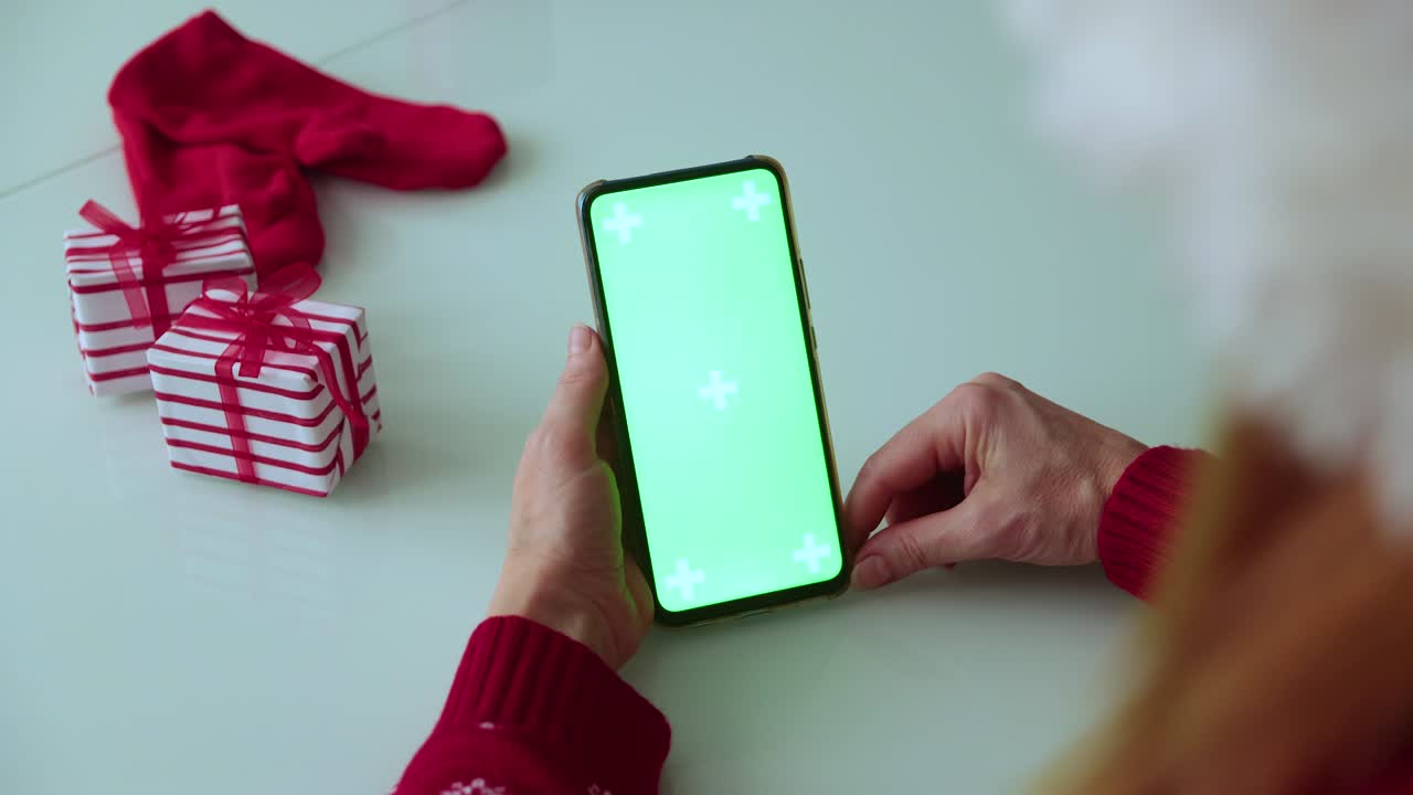 pantalla verde pnone en las manos. tiempo de navidad