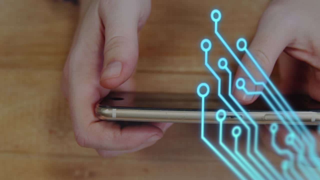 Animação de conexões de microprocessador sobre close-up de mãos usando smartphone