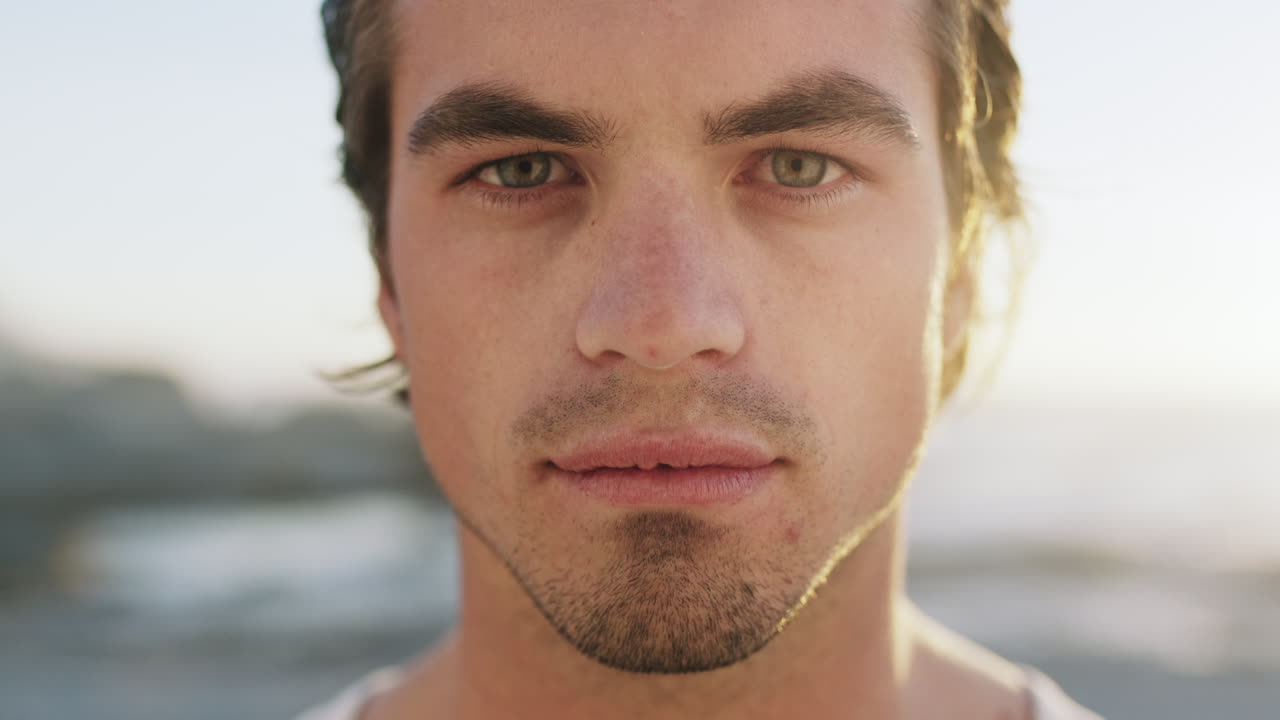 cara, playa y puesta de sol con un hombre en la costa