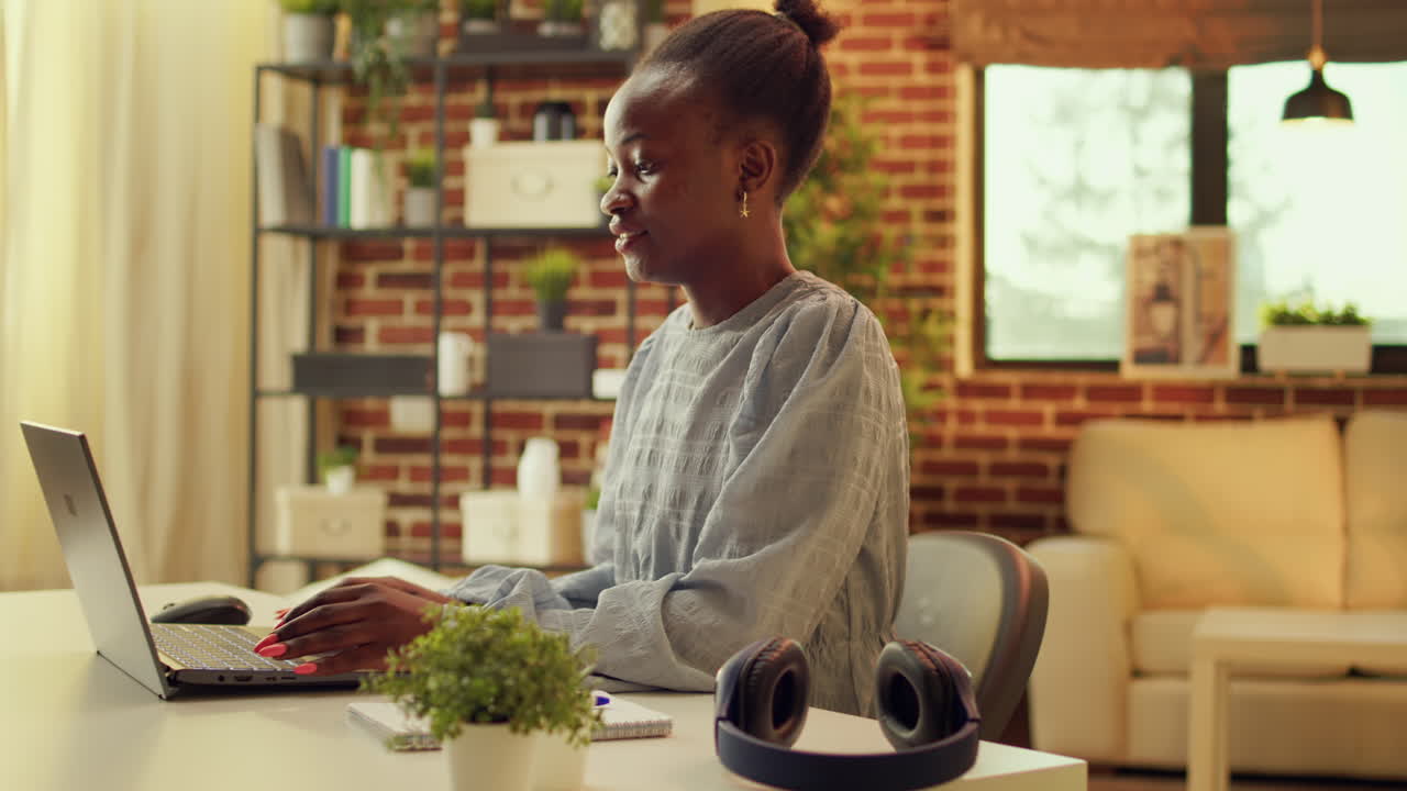 Teleworker finishes online duties