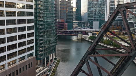 Vista-Aérea-Siguiendo-Un-Tren-En-El-Puente-De-Lake-Street,-Día-De-Otoño-En-El-Centro-De-Chicago