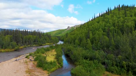 Video-De-Drones-De-4k-De-Montañas-Sobre-El-Río-Chena-En-El-Comienzo-Del-Sendero-Angel-Rocks-Cerca-Del-Complejo-De-Aguas-Termales-De-Chena-En-Fairbanks,-Alaska