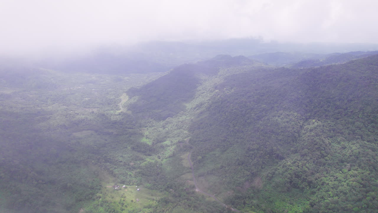 caminos de montaña en el distrito de santa fe en la provincia de veraguas, panamá, selva tropical, nubes
