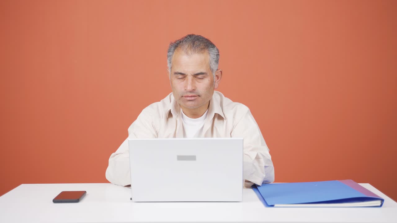 노트북에 앉아 있는 피곤한 남자