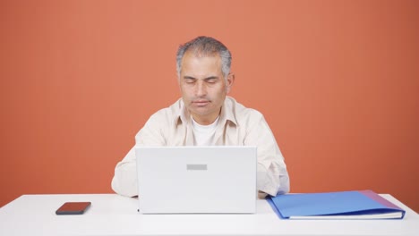 hombre cansado en el portátil.