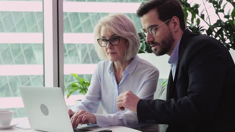 personas de negocios de diferentes edades centradas trabajando juntas en un proyecto.