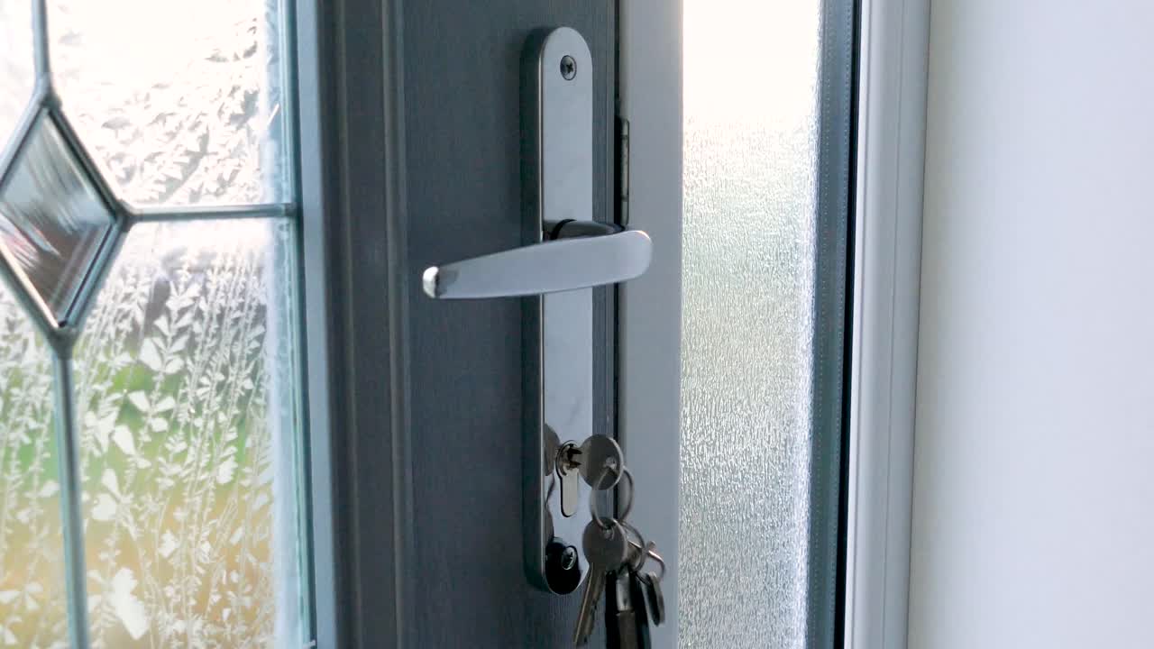 la llave se coloca en un ojo de la cerradura de una puerta moderna