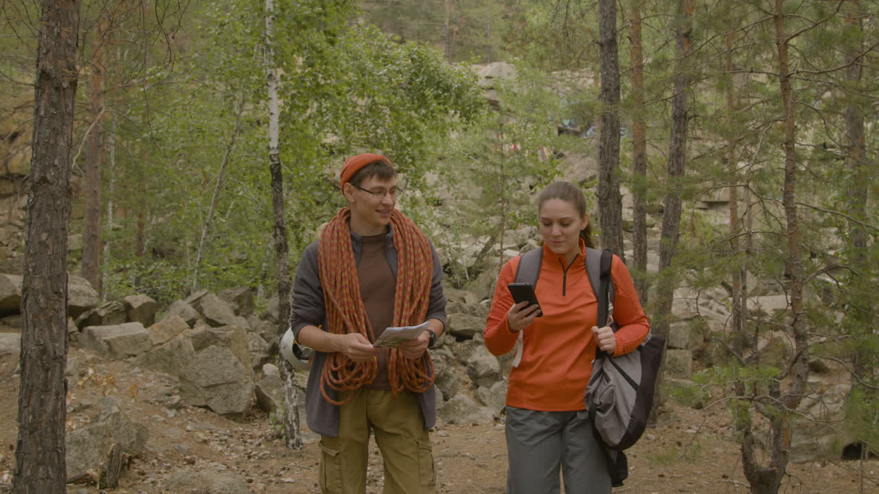자연에서 등반하는 사람들