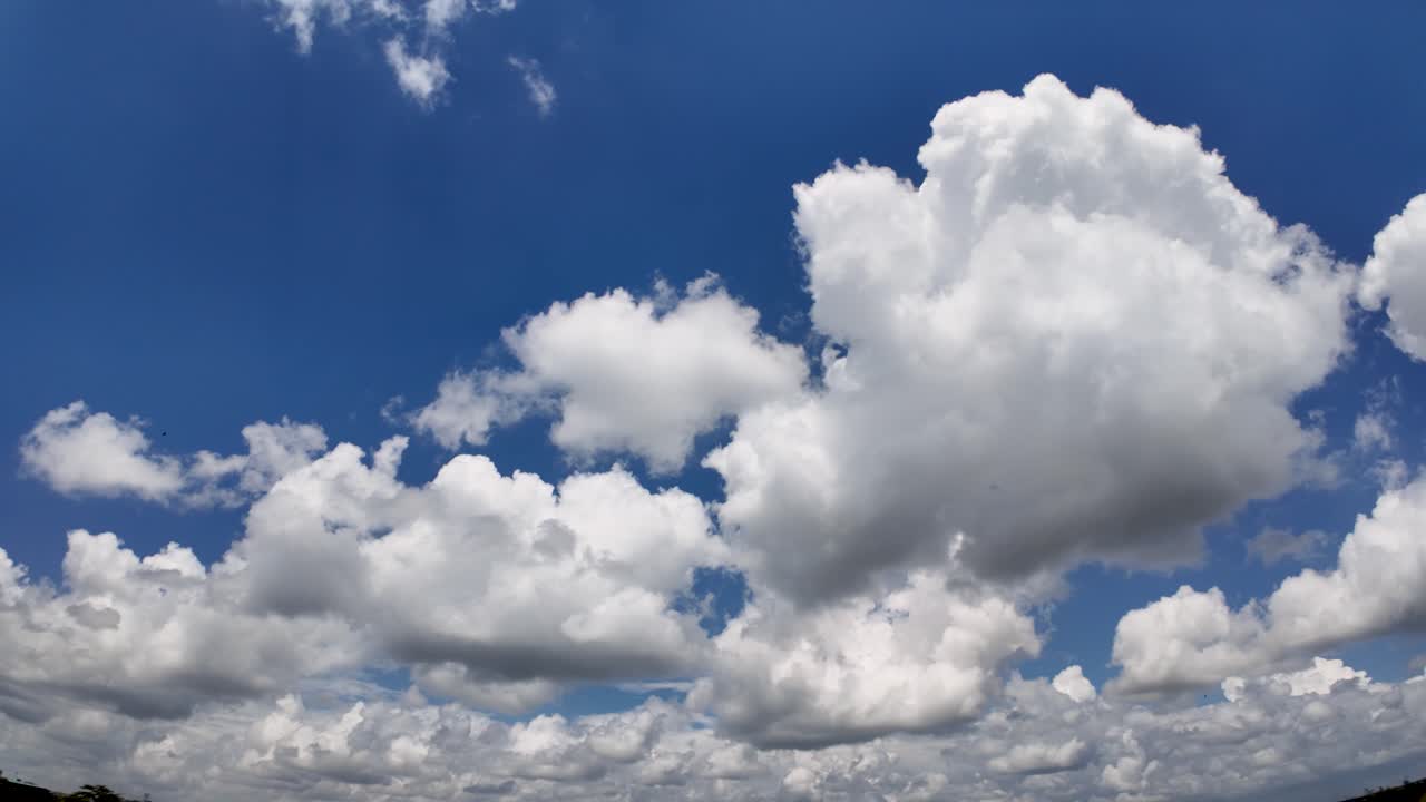una gran nube blanca sobre un cielo azul claro _ una gran nube branca y esponjosa